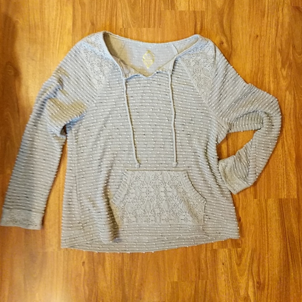 Long Sleeved Gray Sweater with Pocket